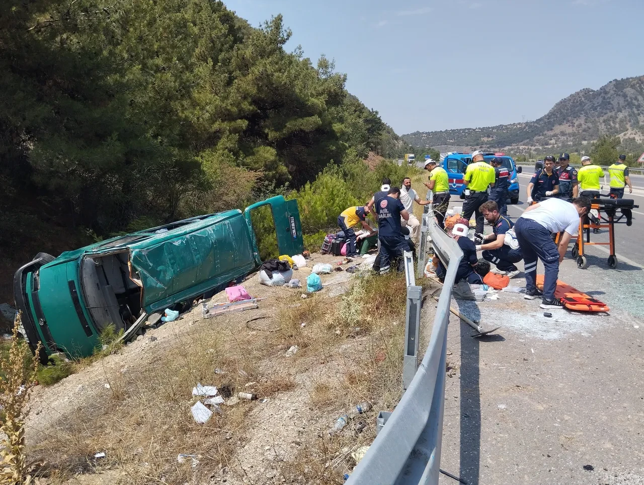 Sivas'ta minibüs takla attı: 13 yaralı