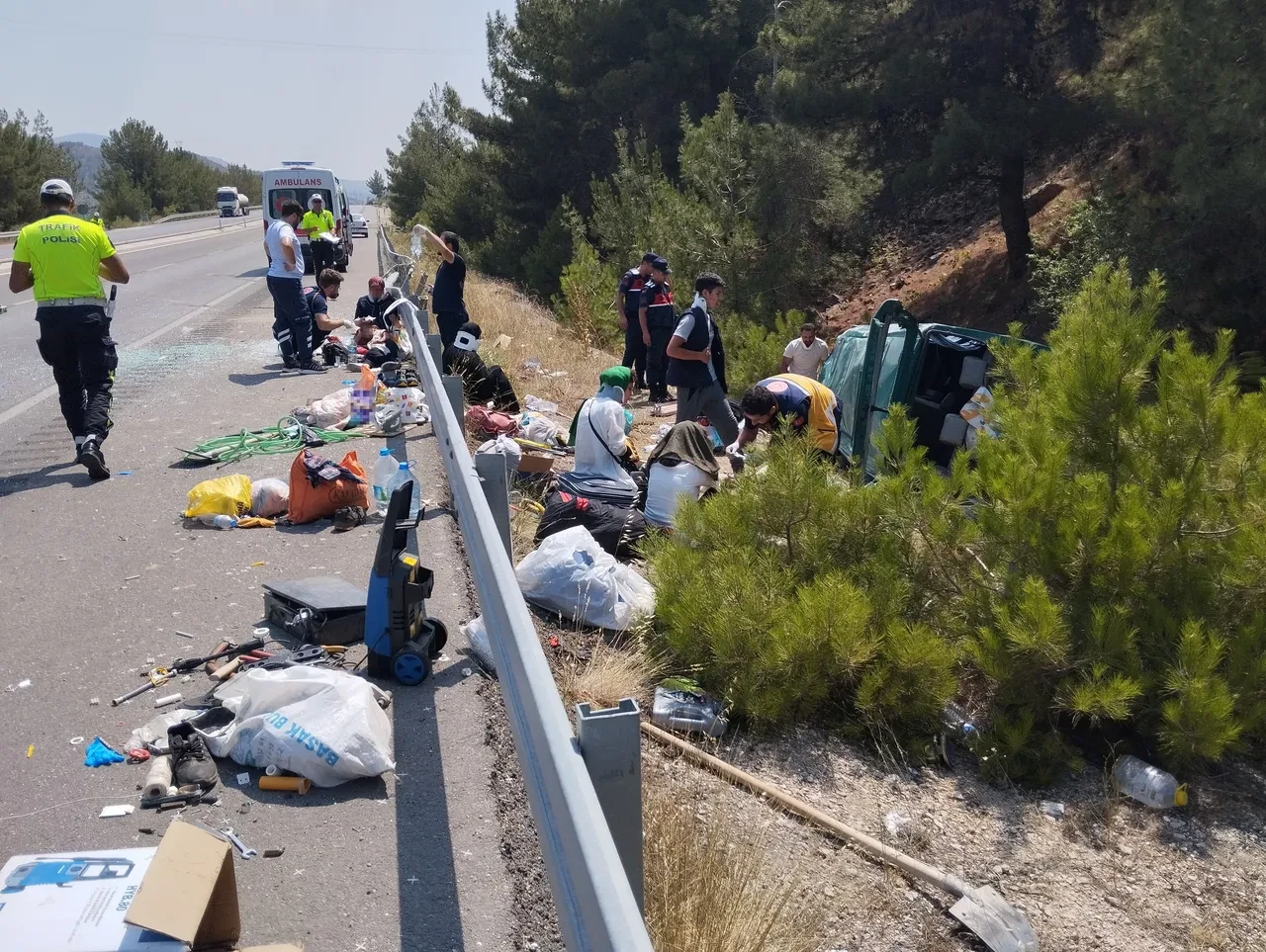 Sivas'ta minibüs takla attı: 13 yaralı