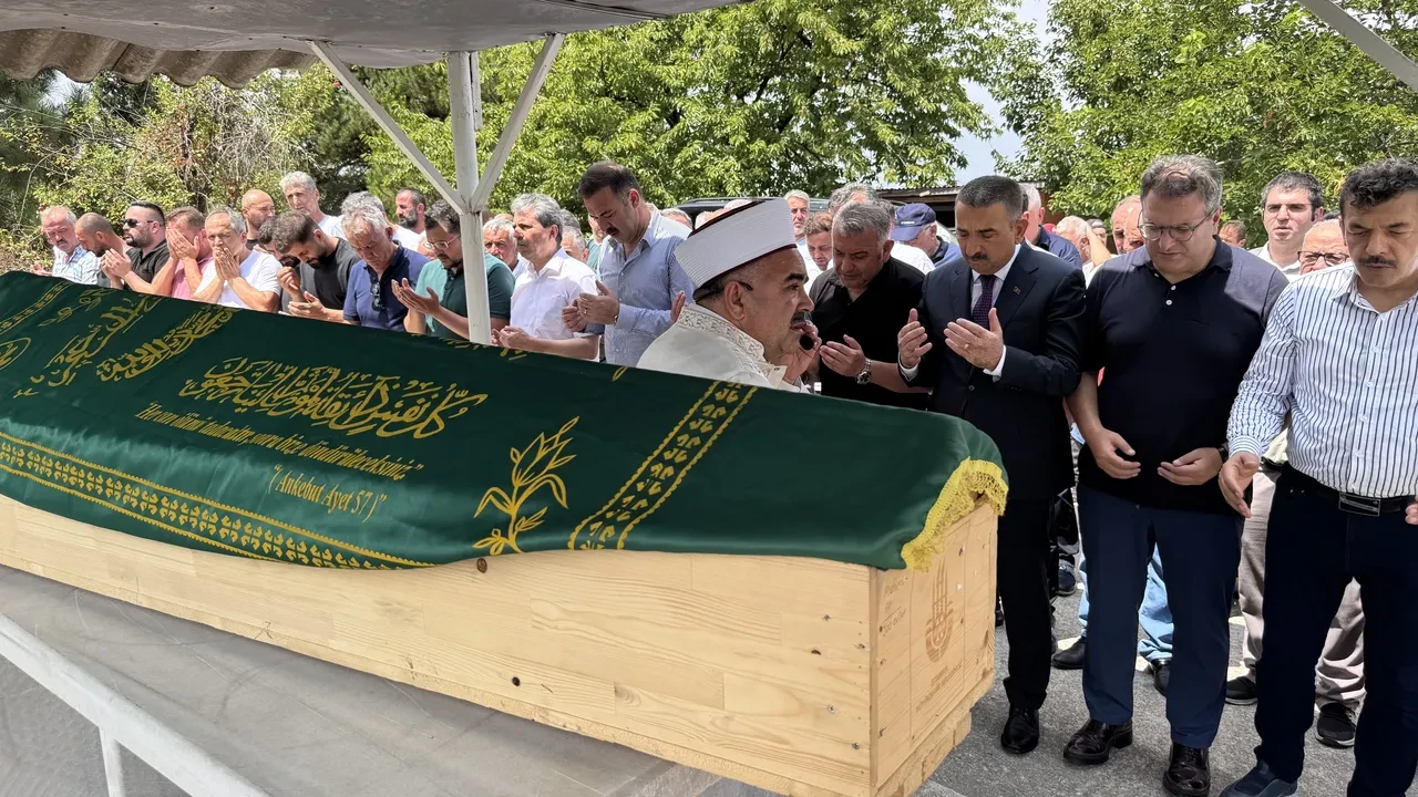 Spikerimiz Cem Küçük'ün acı günü: Babası hayatını kaybetti