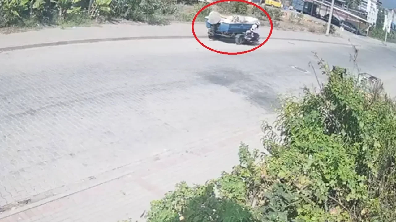 Tekne yüklü römorka çarptı, kaskı sayesinde kurtuldu