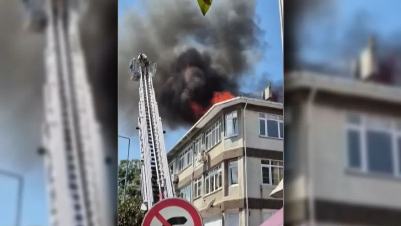 Binanın çatısında yangın paniğe neden oldu! Korku dolu anlar kamerada