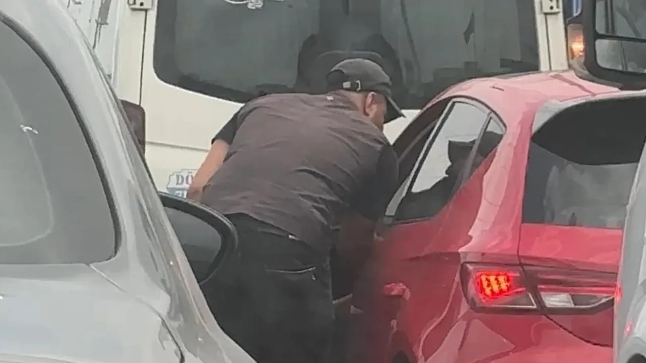 Cam silen gençler, sürücülere zor anlat yaşattı! Artık araçların kapılarını da açıyorlar