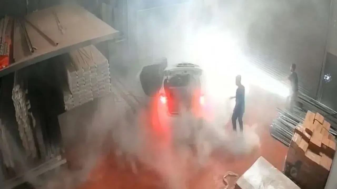 Elektrikli araç alevler içinde kaldı! 2 saat boyunca söndürülemedi