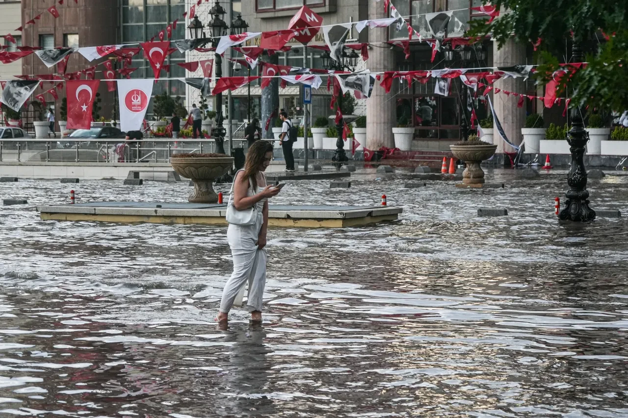 Havaya dikkat! Meteoroloji 4 uyarı birden yaptı: Sağanak, fırtına, sel ve toz taşınımı geliyor