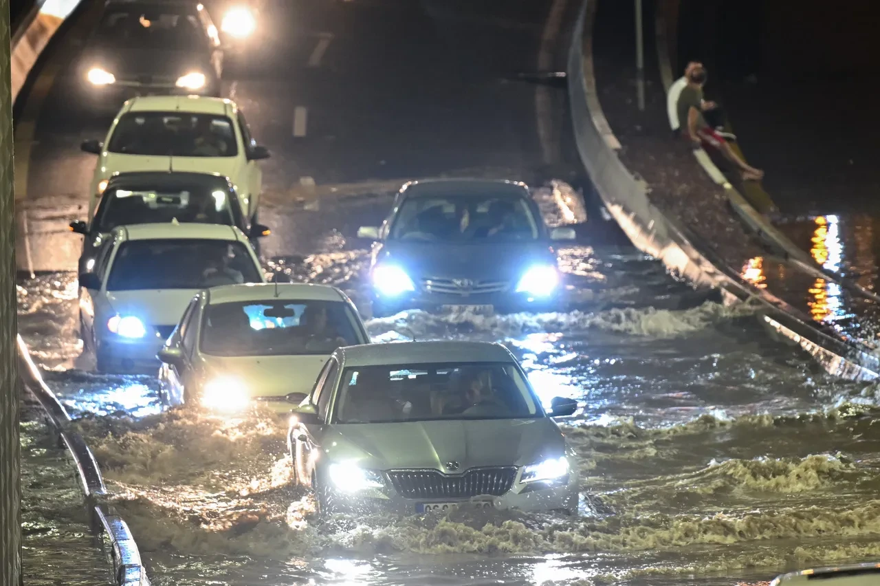 Havaya dikkat! Meteoroloji 4 uyarı birden yaptı: Sağanak, fırtına, sel ve toz taşınımı geliyor