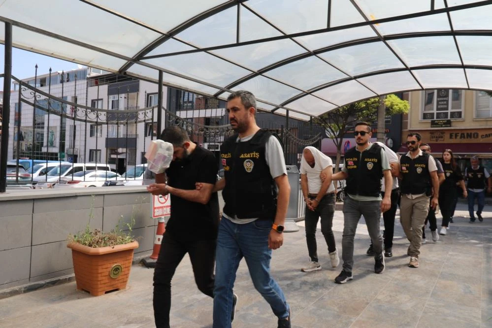 Eskişehir’de sahte kimlik skandalı kullanarak 10 milyon TL dolandıran 5 şüpheli tutuklandı