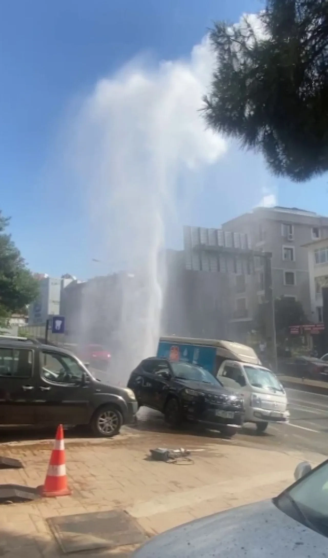 İSKİ müdahalesiyle patladı! Kadıköy sular altında kaldı, su kesintisi sürüyor