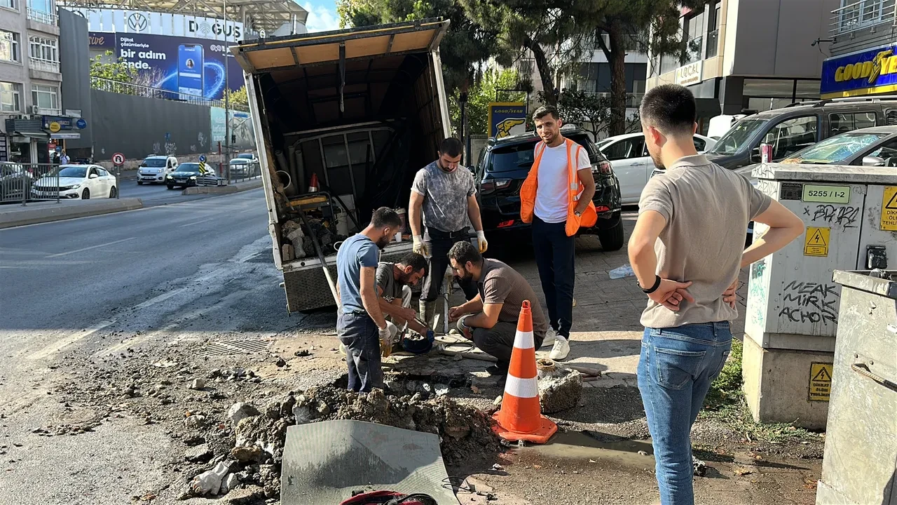 İSKİ müdahalesiyle patladı! Kadıköy sular altında kaldı, su kesintisi sürüyor