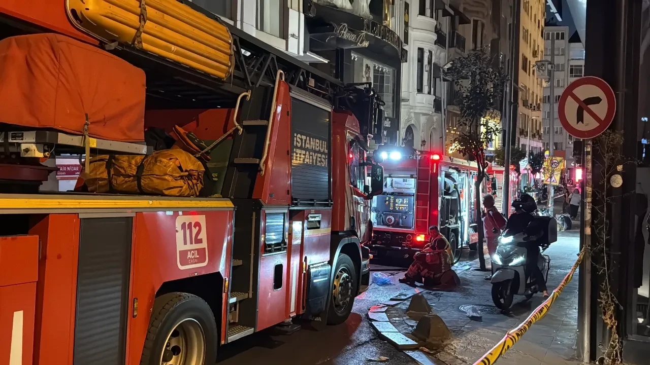 İstiklal Caddesi'nde eğlence mekanında panik anları! Alevler bir anda sardı