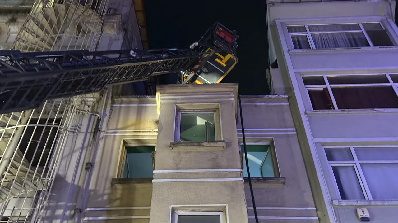 İstiklal Caddesi'nde eğlence mekanında panik anları! Alevler bir anda sardı