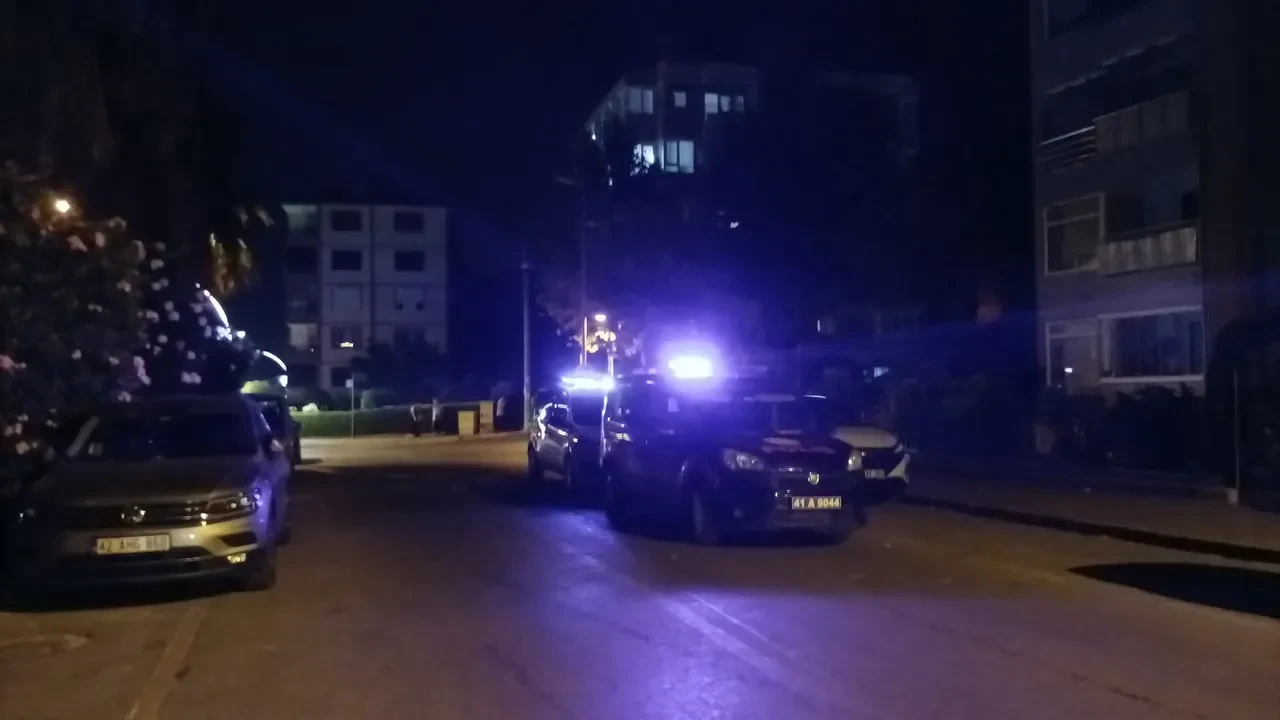 Kocaeli'de kanlı gece! Eşiyle yürüyüş yapan adamı bıçaklayarak katletti