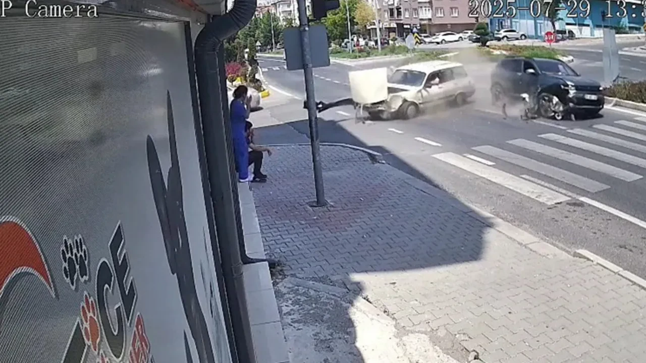 Kurallara uymadı, kazaya neden oldu! Kazayı görenler müdahale etmediler! İşte o anlar