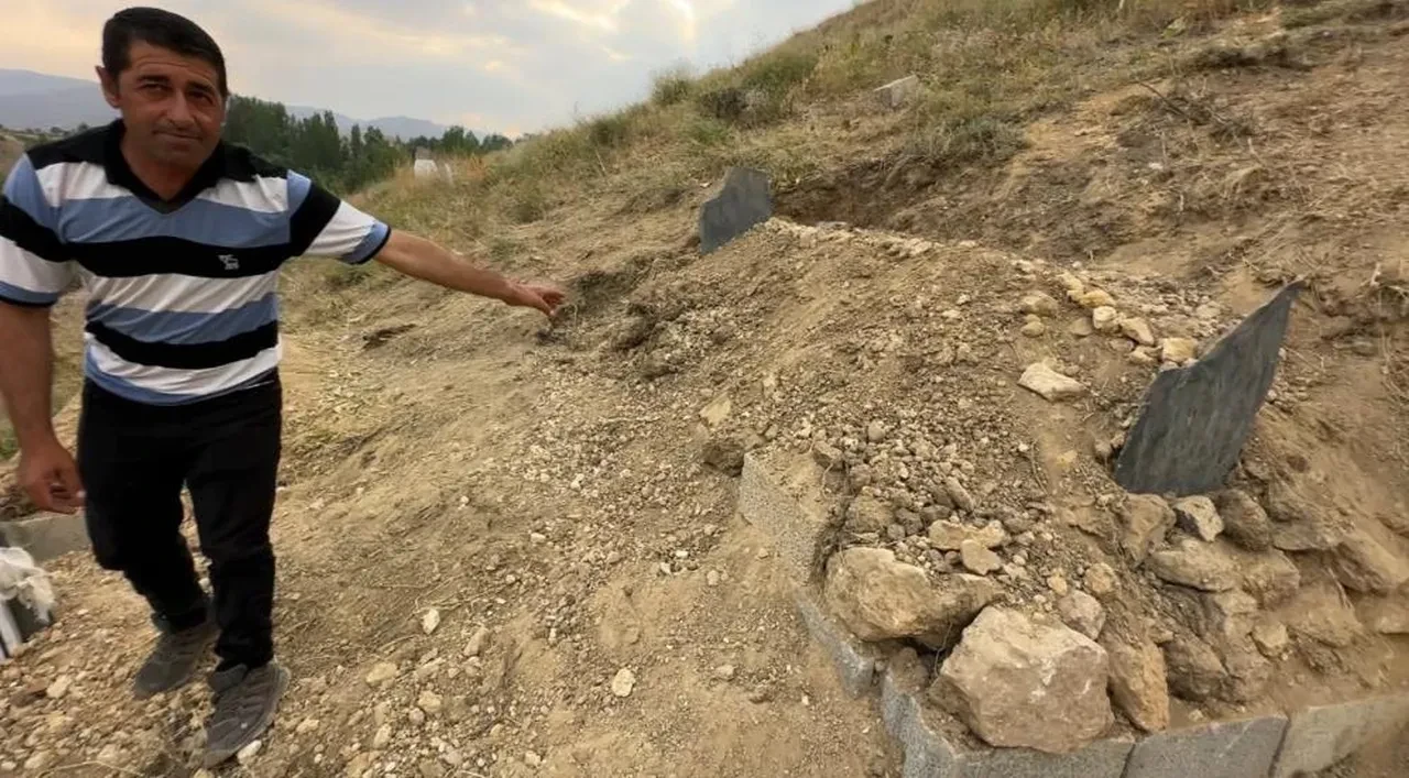 Sadık dosttan duygulandıran vefa! Ölen sahibinin mezarı başından bir an olsun ayrılmıyor