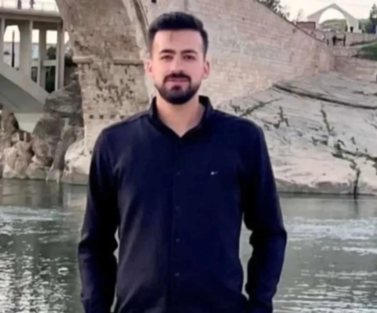 Sadık dosttan duygulandıran vefa! Ölen sahibinin mezarı başından bir an olsun ayrılmıyor