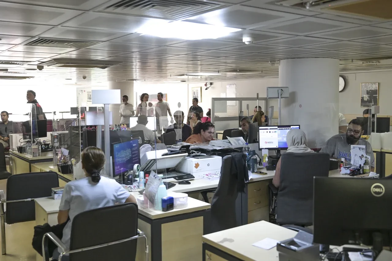 Son gün telaşı: 20 bin lira ödememek için saatlerce beklediler: Uzun kuyruklar oluştu