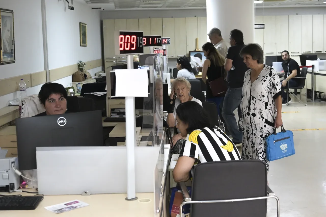 Son gün telaşı: 20 bin lira ödememek için saatlerce beklediler: Uzun kuyruklar oluştu