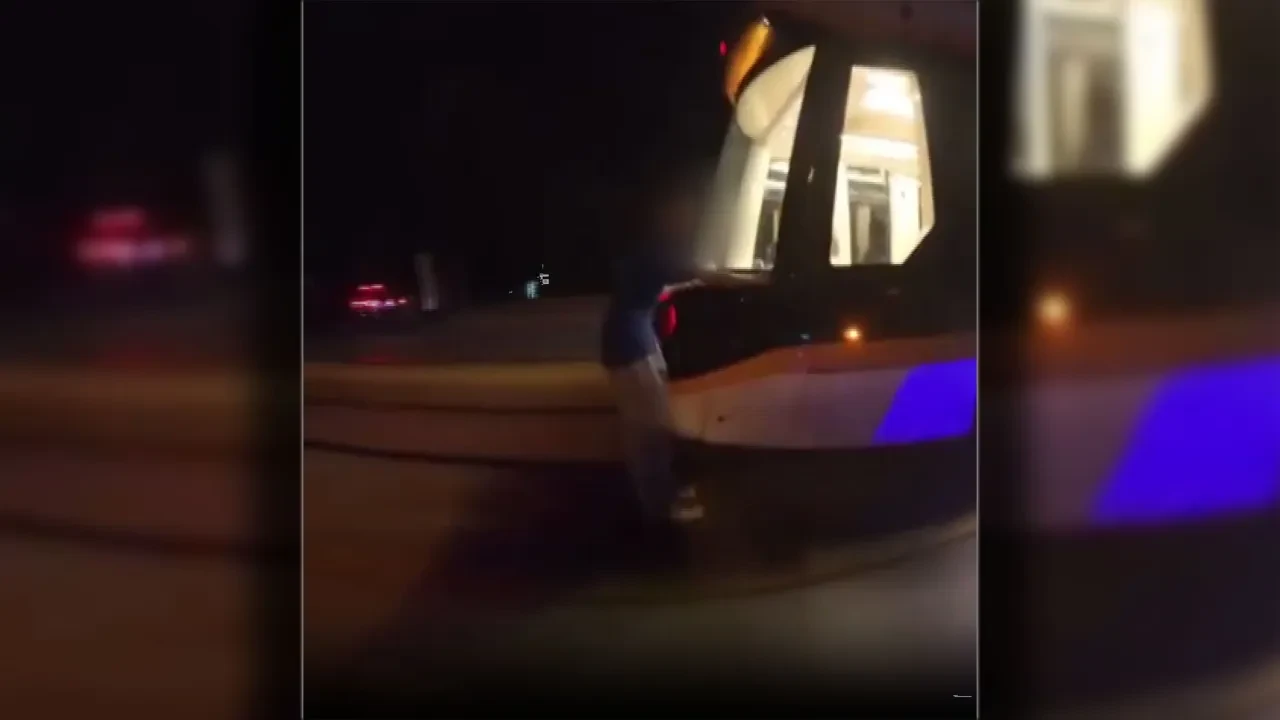Tramvaya asılarak paten kaydı, uyarıya "Zevkli oluyor" cevabı verdi! O anlar kamerada
