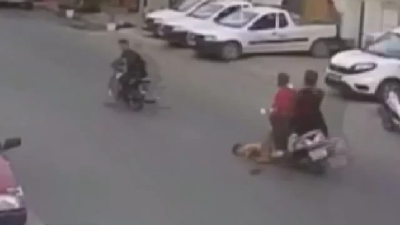 Yola fırlayan çocuğa motosikletler çarptı! Feci kaza kamerada