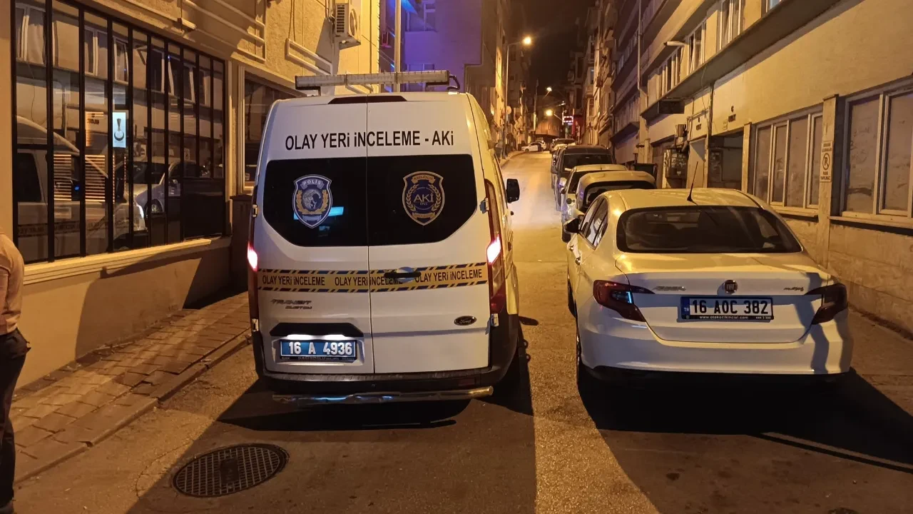 Alacak verecek meselesi kanlı bitti! Birbirlerine silah çekip bıçakla saldırdılar