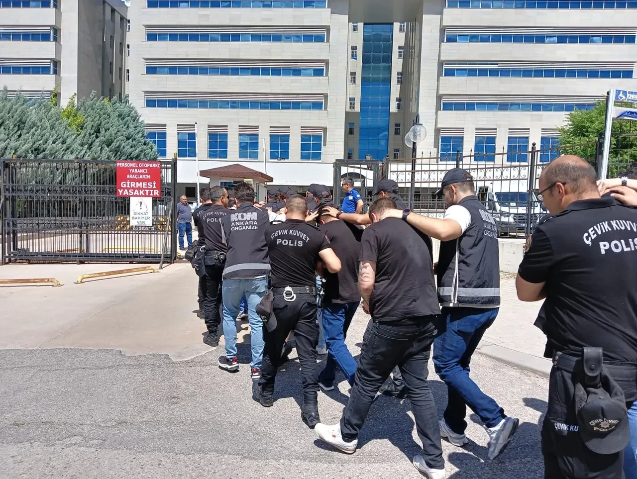 Ankara'da haraç çetesine baskın: 14 gözaltı