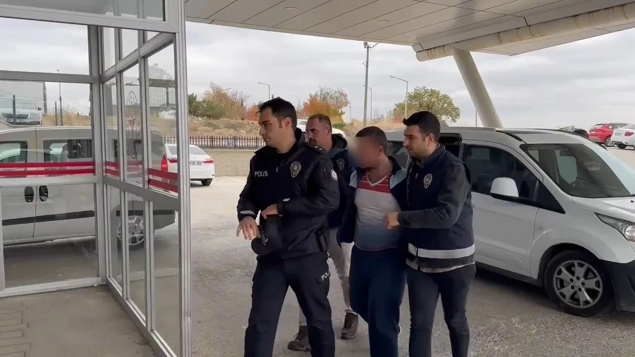 Anne ve babasını vahşice katletmişti! Kan donduran olayın sebebi ailesinden çaldığı altınlar çıktı