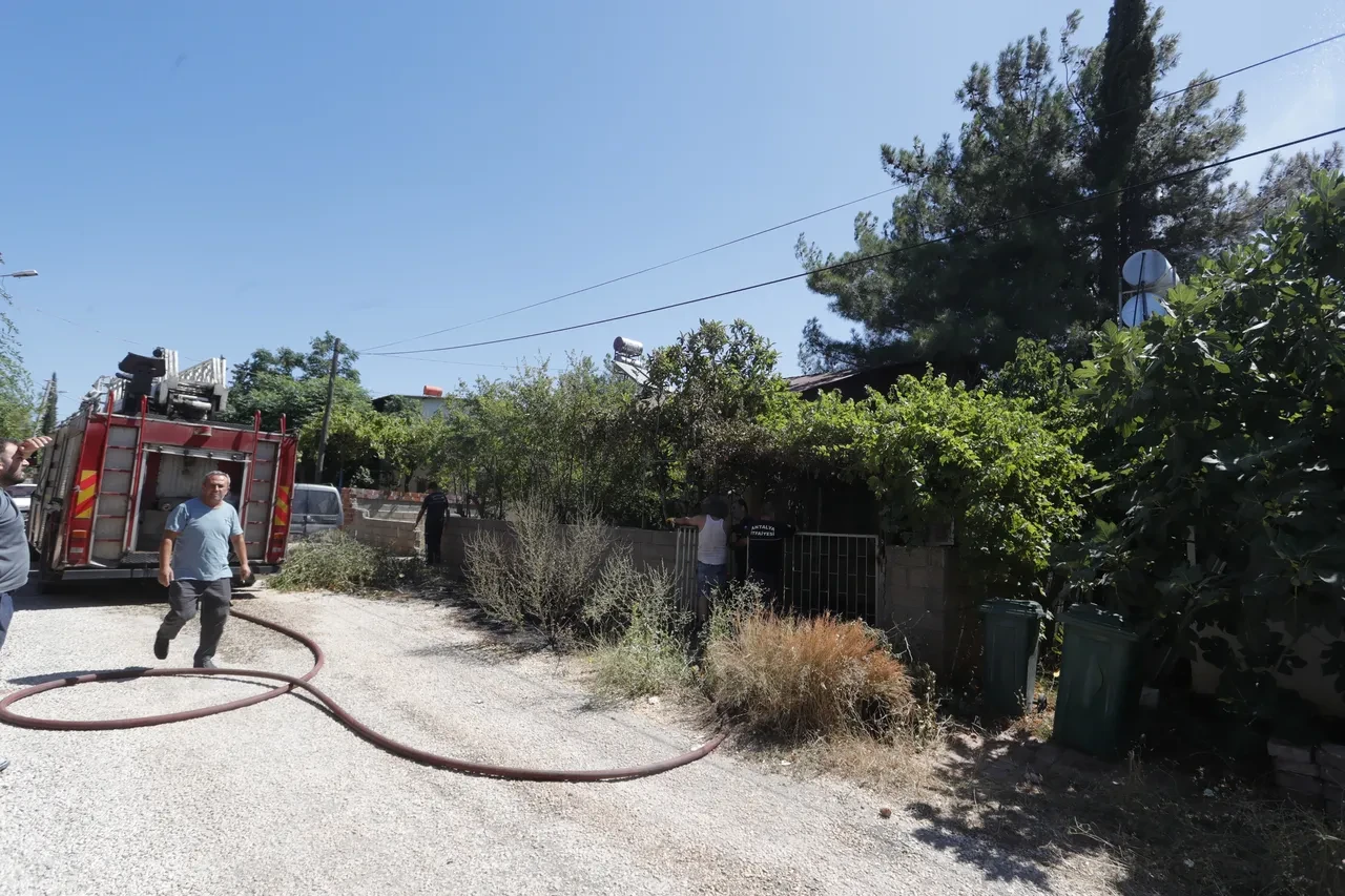 Antalya'da yangın paniği! 2 eve sıçramadan söndürüldü