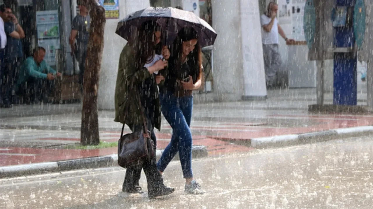 Aşırı sıcak öncesi sağanak ve fırtına alarmı: Meteoroloji'den 18 il için sarı ve turuncu kodlu uyarı
