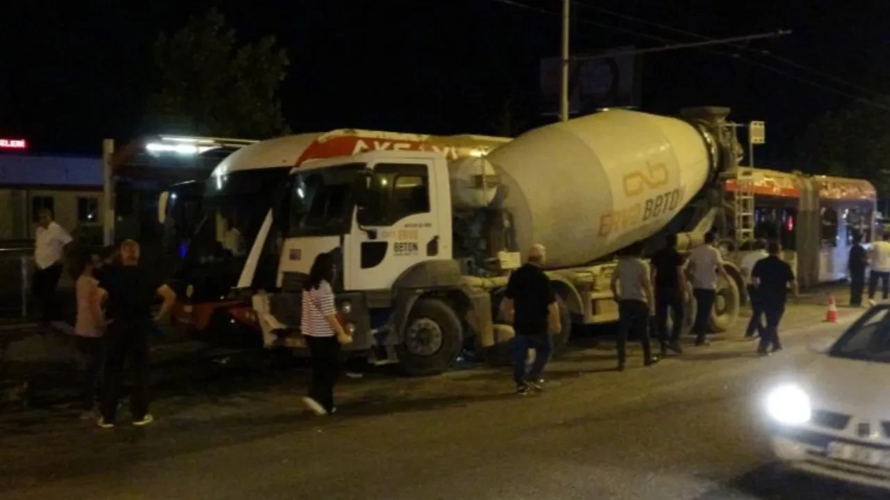 Beton mikseri ile trambüs çarpıştı: Yaralılar var