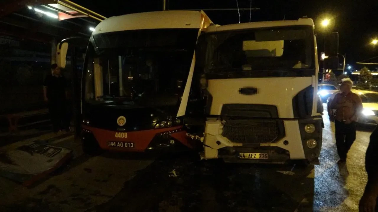 Beton mikseri ile trambüs çarpıştı: Yaralılar var