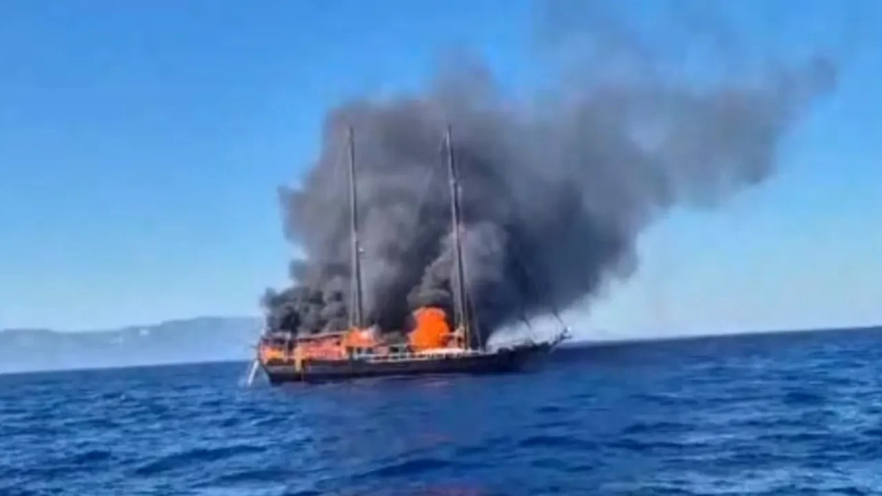Bodrum'da korku dolu anlar! Turistlerin olduğu tekne yanarak battı!