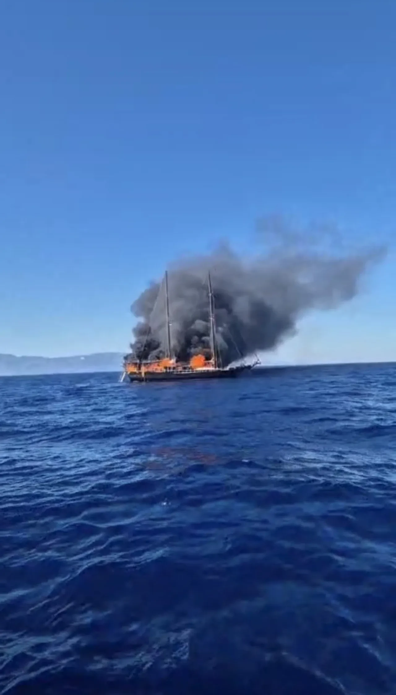 Bodrum'da korku dolu anlar! Turistlerin olduğu tekne yanarak battı!