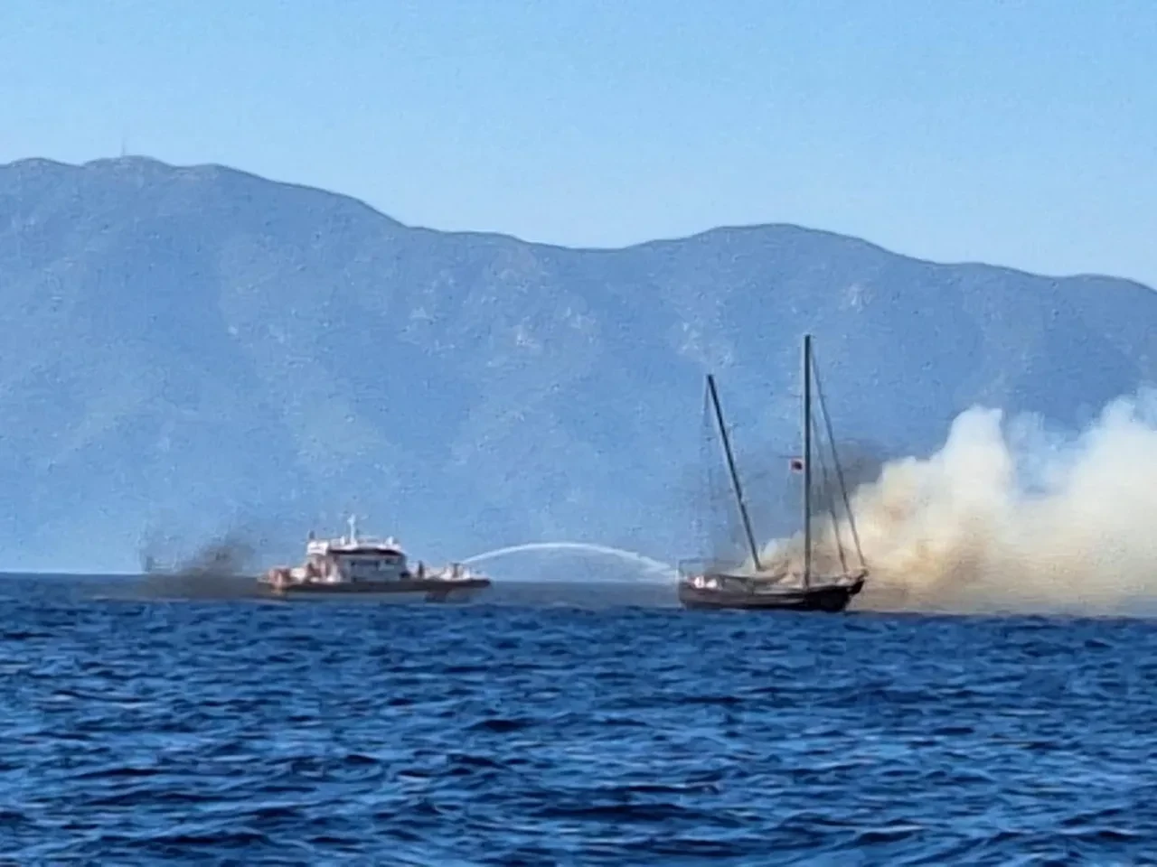 Bodrum'da korku dolu anlar! Turistlerin olduğu tekne yanarak battı!
