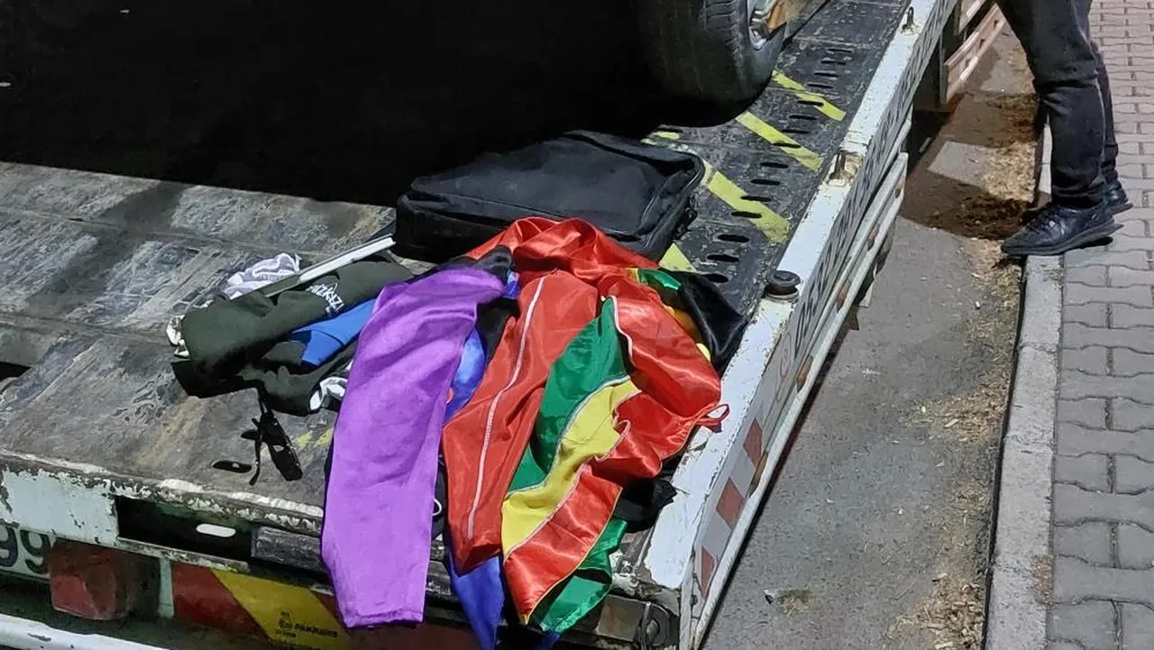 Çalıntı otomobille polise yakalandı! Palyaço kıyafetleri şaşırttı