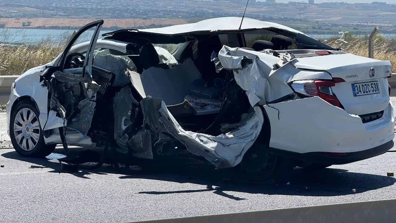 Çatalca'da feci kaza! Bariyerlere çarpan araç parçalandı: 1 uzman çavuş hayatını kaybetti
