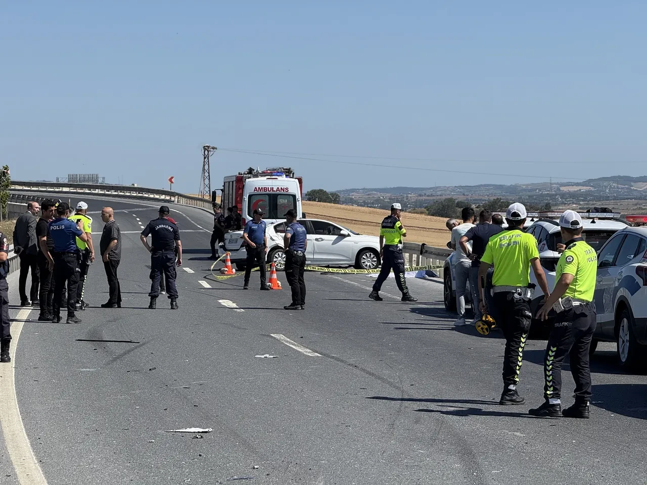 Çatalca'da feci kaza! Bariyerlere çarpan araç parçalandı: 1 uzman çavuş hayatını kaybetti