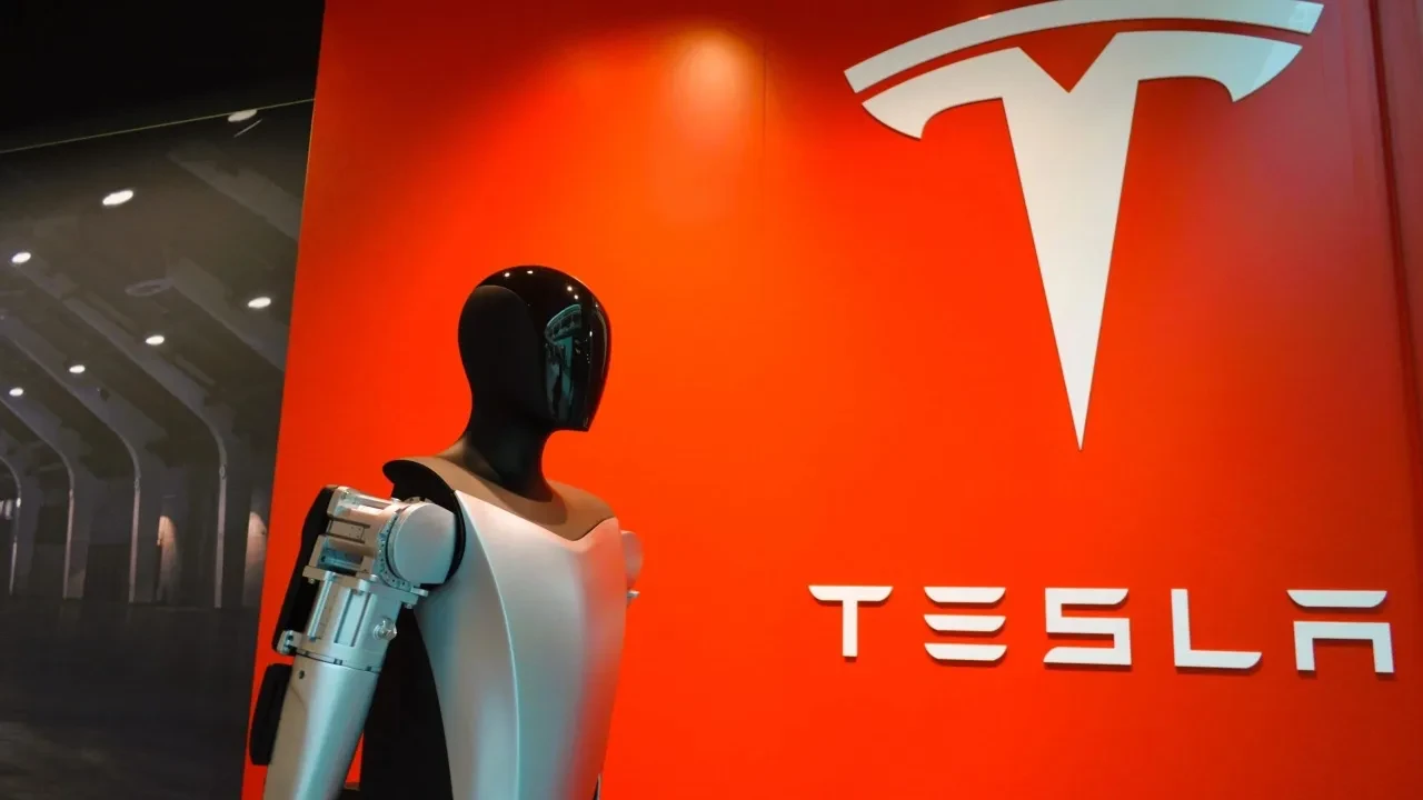 Elon Musk'ın insansı robot hayali sekteye uğradı: Tesla'dan şaşırtan Optimus kararı