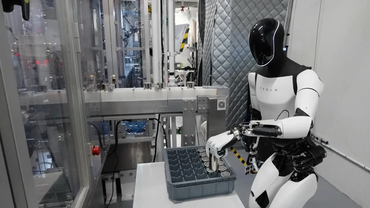 Elon Musk'ın insansı robot hayali sekteye uğradı: Tesla'dan şaşırtan Optimus kararı