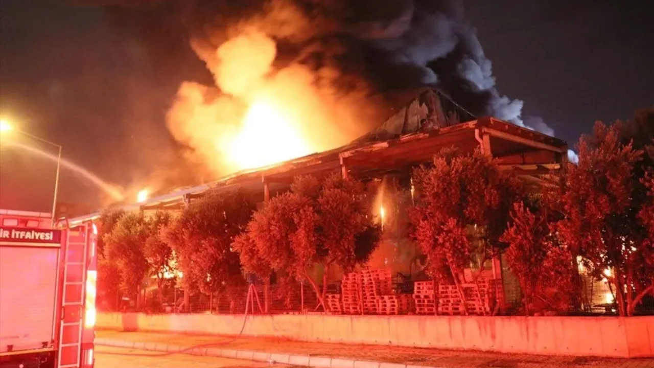 Fabrika yangını yürekleri ağza getirdi! İtfaiye ekipleri zamanla yarıştı