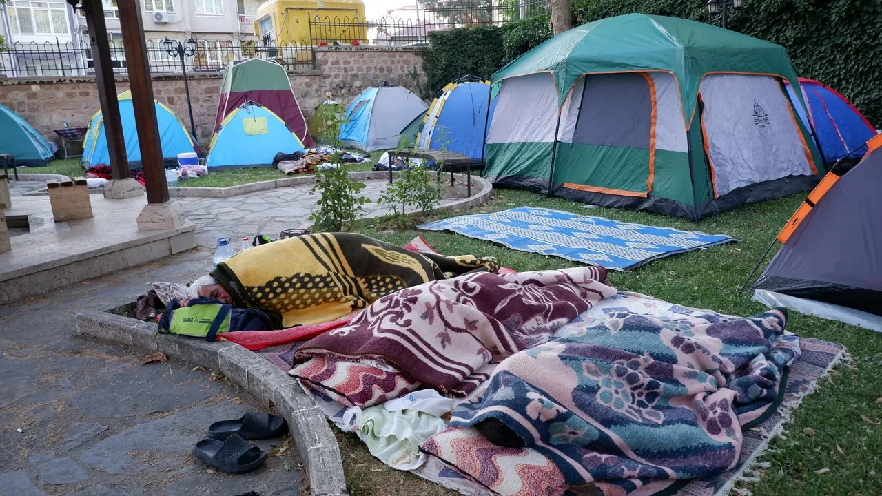 Güreş sevdası yüzünden sokakta kaldılar! Parklar kamp alanına dönüştü