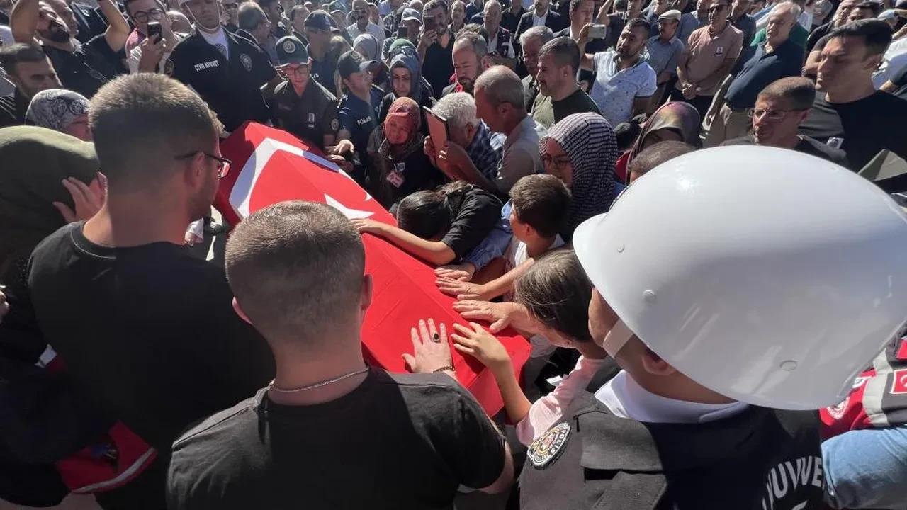 İzmir'deki yangında şehit olan İbrahim Demir ebediyete uğurlandı