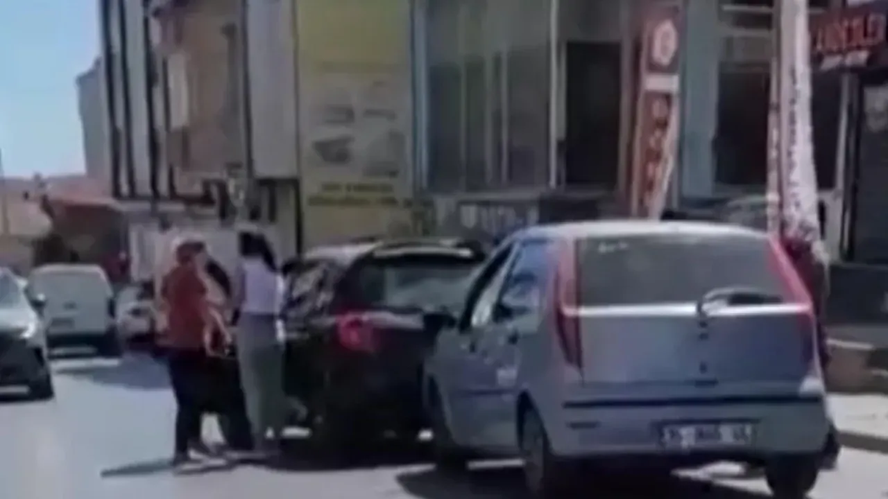 Kadın sürücüler birbirine girdi! Saç saça baş başa kavga kamerada