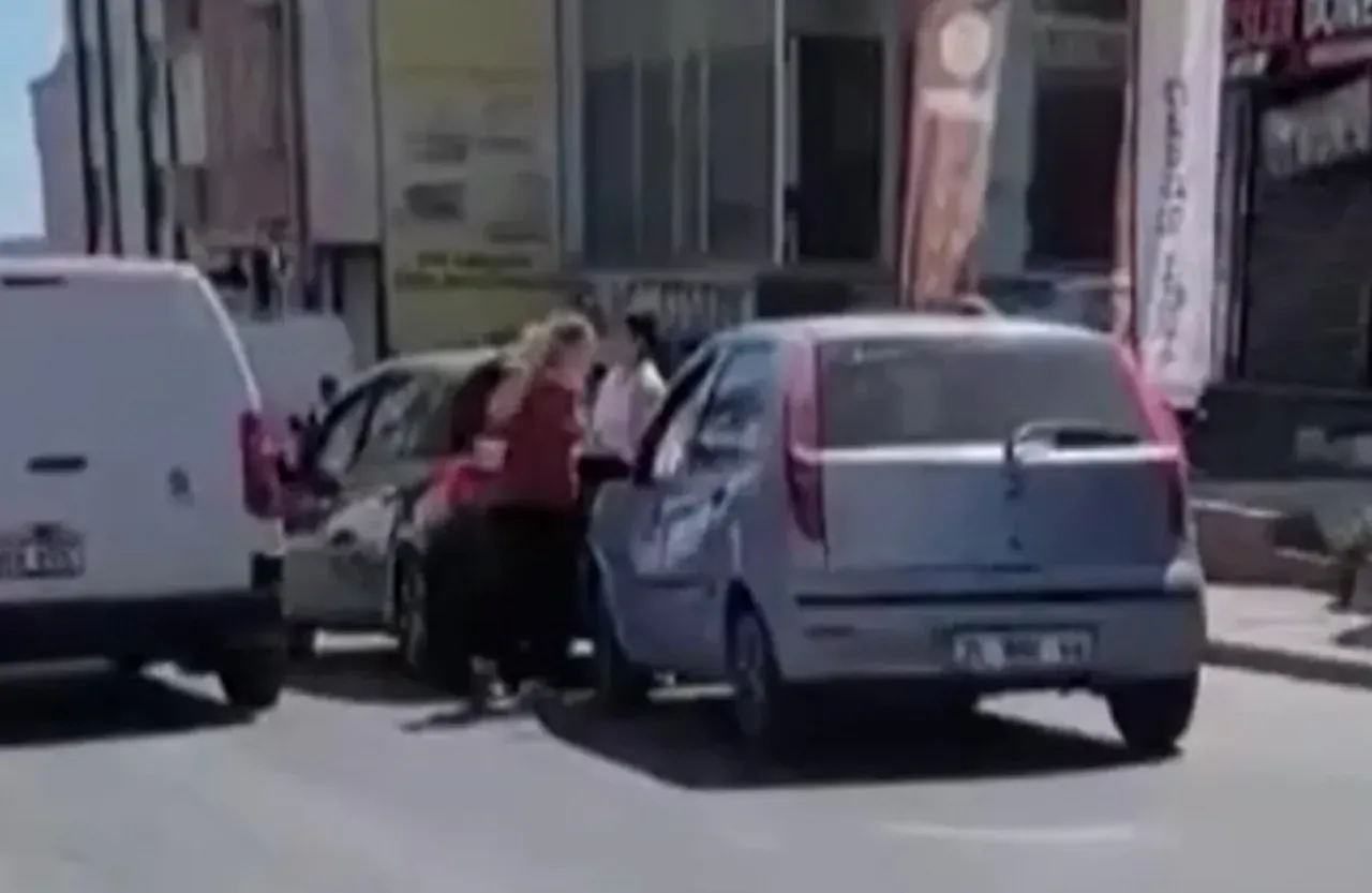 Kadın sürücüler birbirine girdi! Saç saça baş başa kavga kamerada