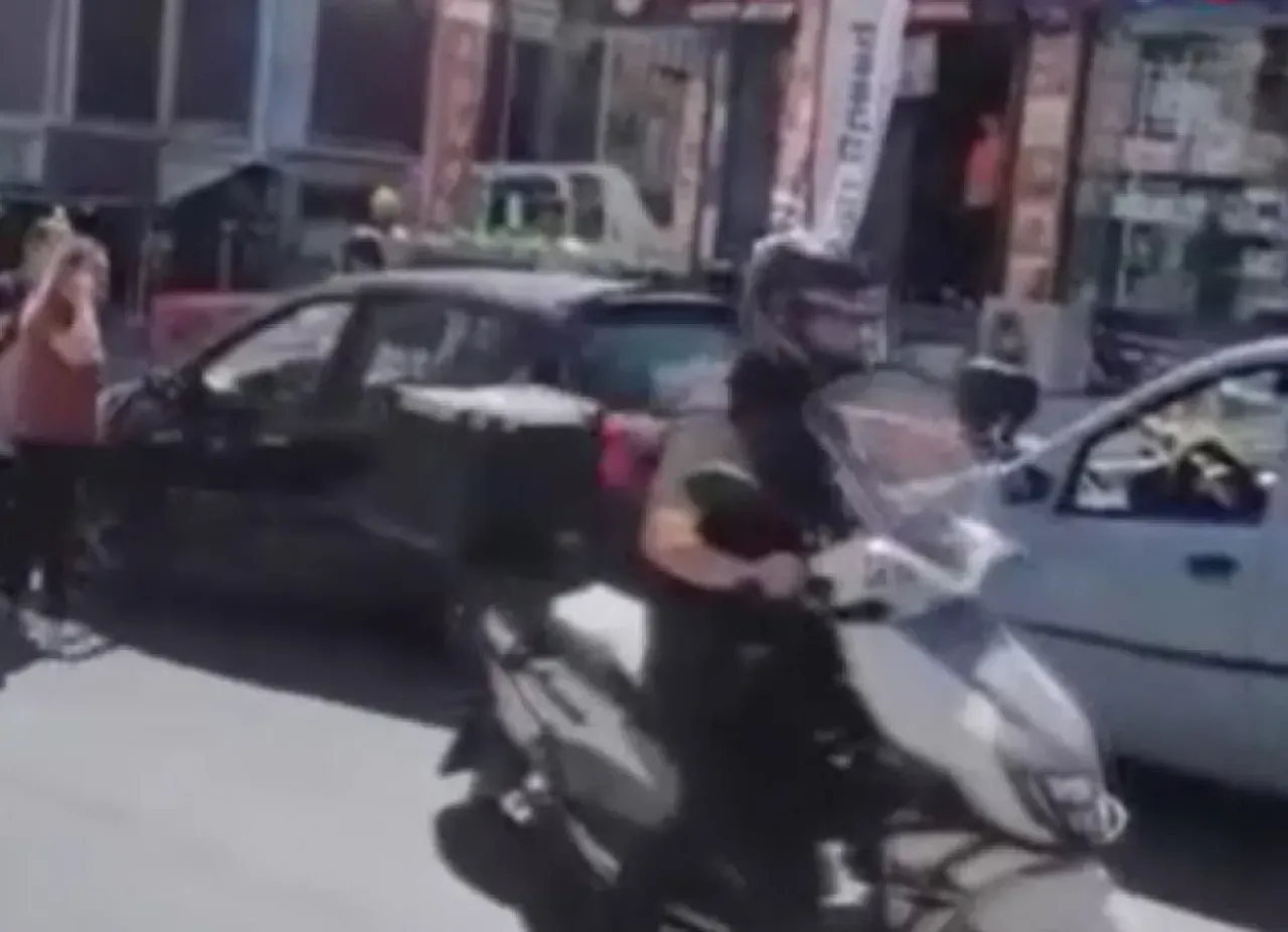 Kadın sürücüler birbirine girdi! Saç saça baş başa kavga kamerada