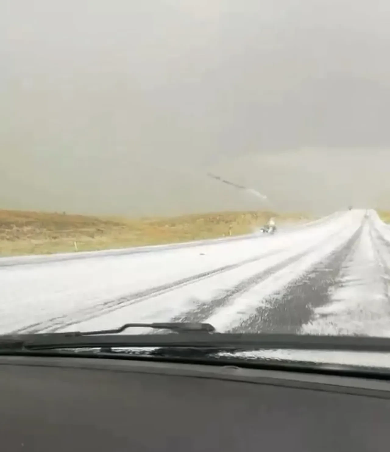 Kars'ta yollar bir anda beyaza büründü: Sürücüler hayret etti!