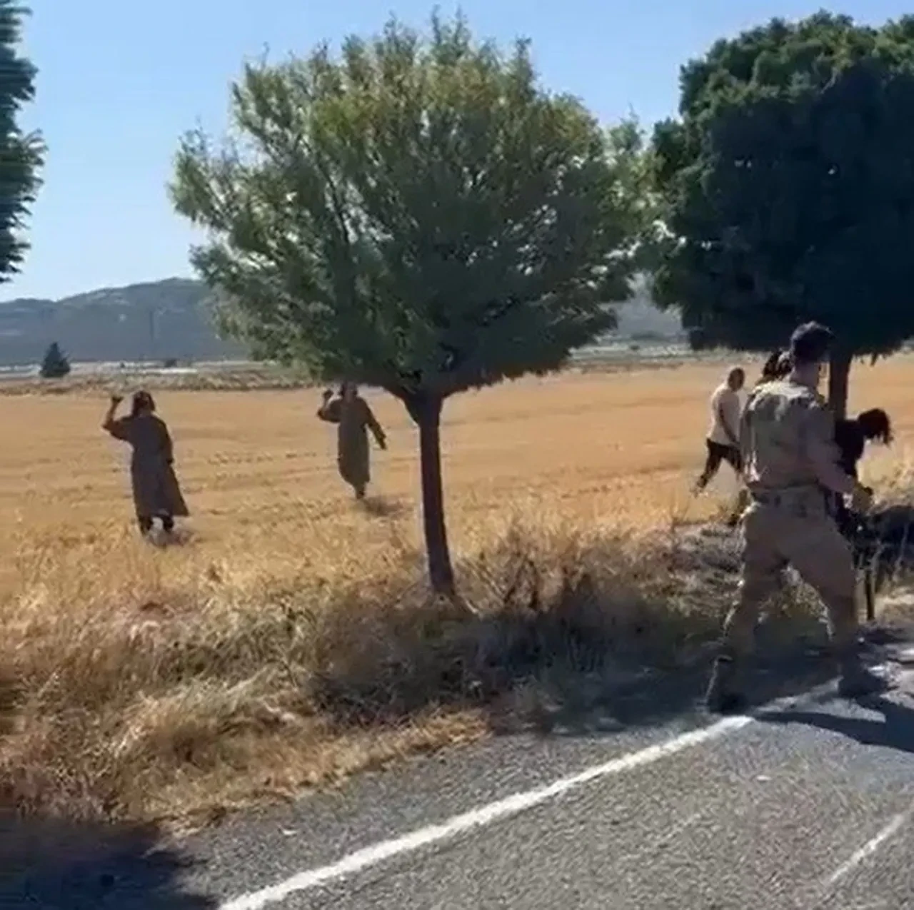 Kaza ihbarına gelen jandarmaya taş, bıçak ve sopalarla saldırdılar