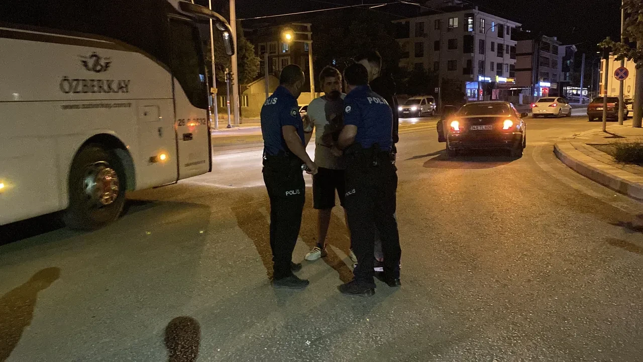 Kaza sonrası polislerin üzerine yürüdü! Polisin alkollü şahısla imtihanı!