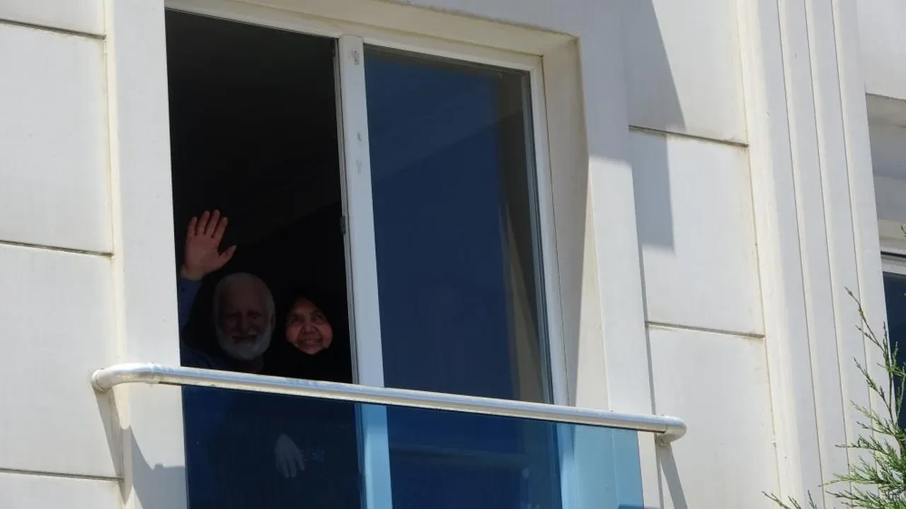 Kızları kapı dışarı edince cami avlusunda kalıyorlardı! Türkiye yaşlı çift için seferber oldu