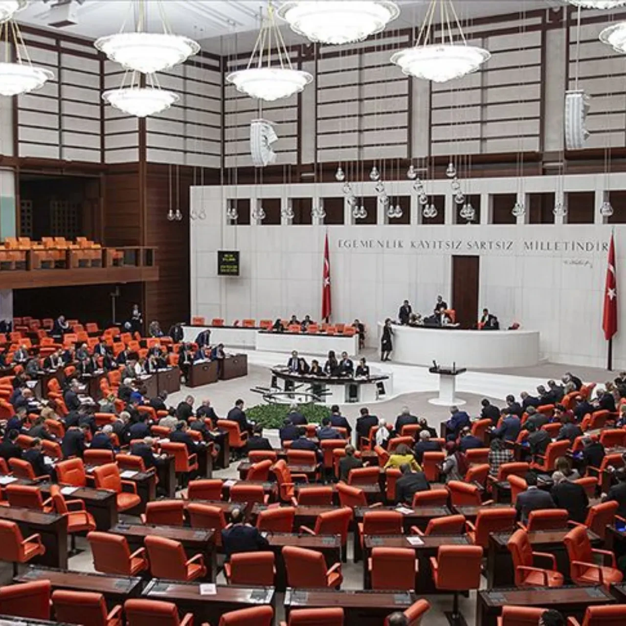 Meclis'te zehirlenme paniği! 100'ü aşkın vekil ve personel hastaneye kaldırıldı