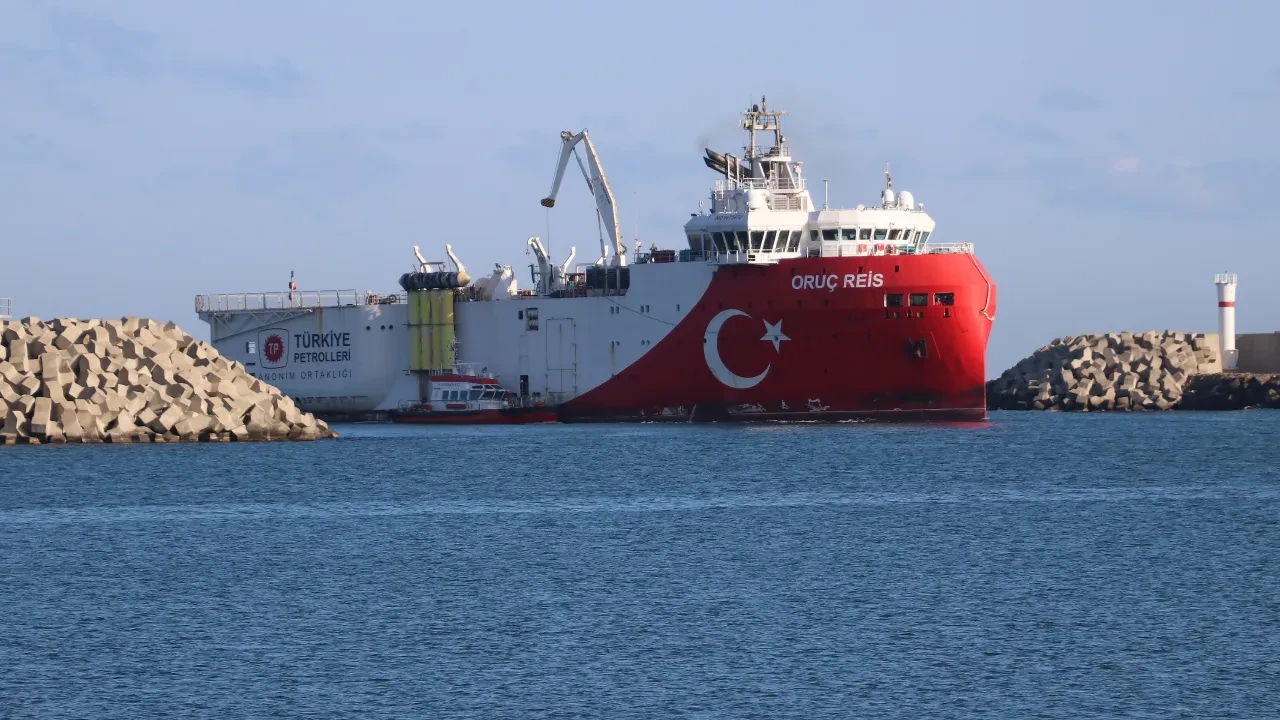 Oruç Reis Gemisi Filyos Limanı’na demirledi
