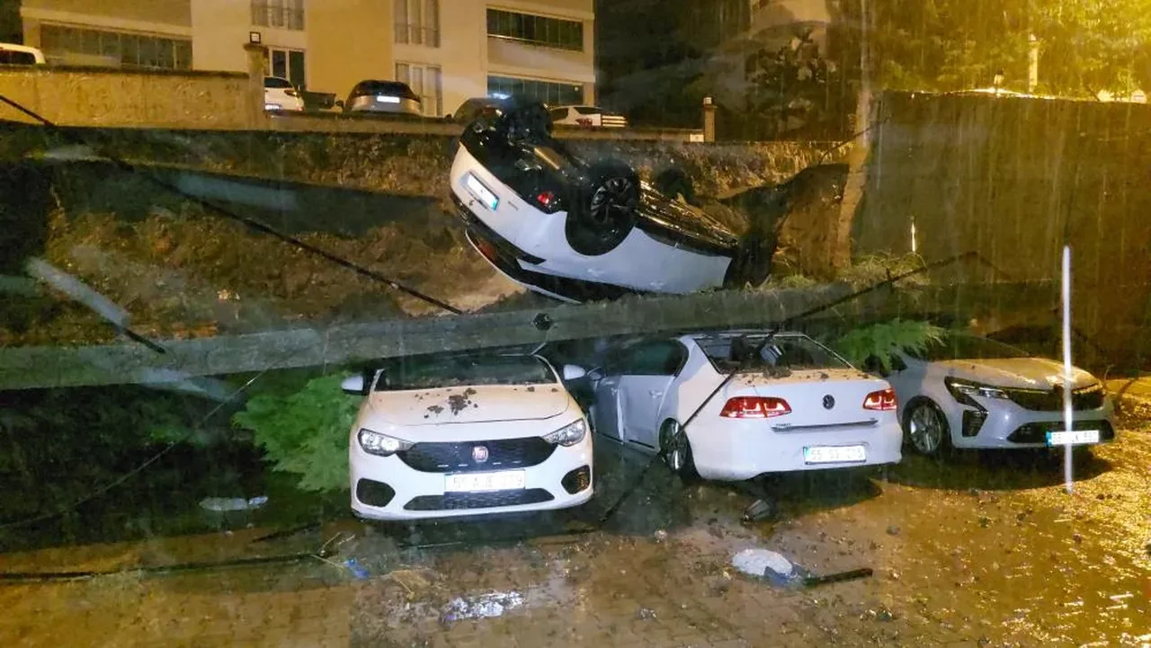 Samsun’da sağanak felaket getirdi! Çöken istinat duvarı araçları ezdi